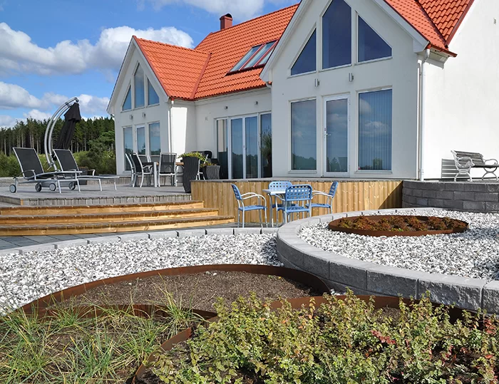 2. Stensattning runt huset gang