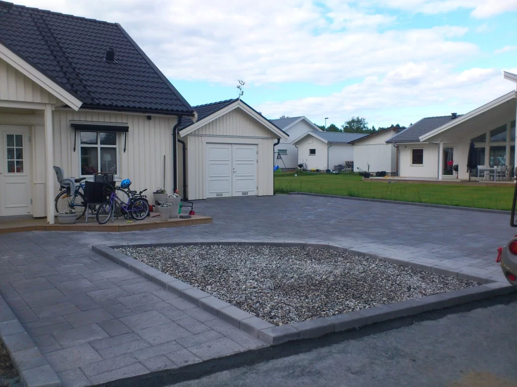 Markarbete for garageuppfart attefallshus Ekero Alvnas